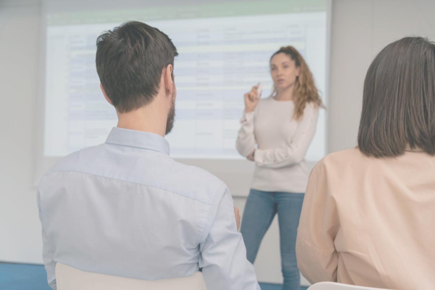 Séance de formation en analyse financière avec graphiques et données
